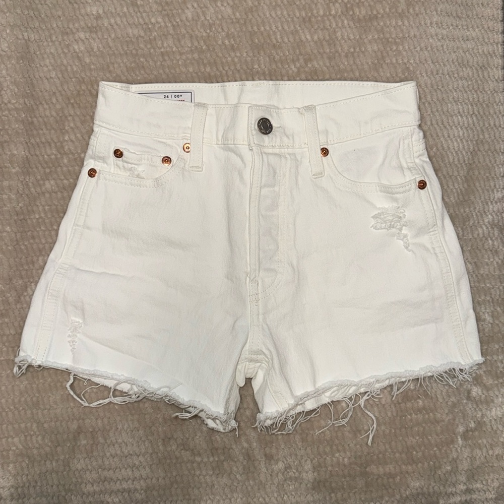 Distressed white denim shorts 00 / 24